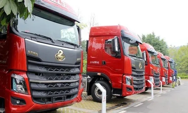 1-东风柳汽2020年年会牵引车展车.jpg