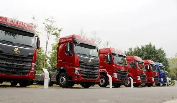 2-2020年东风柳汽年会载货车产品展示.jpg