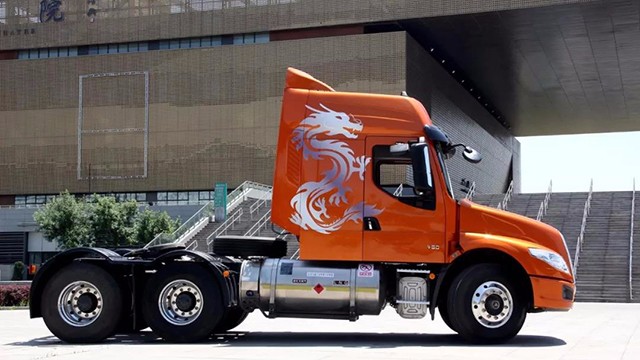 气罐侧置不后背带2米6安全缓冲区，乘龙T5长头LNG牵引车来了