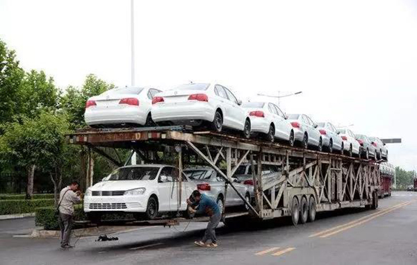 别了,大怪,二怪,飞机板,这辆轿运车合法地"多装一部"!