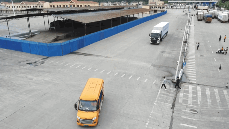 1729501929446854.gif 避让行人.gif